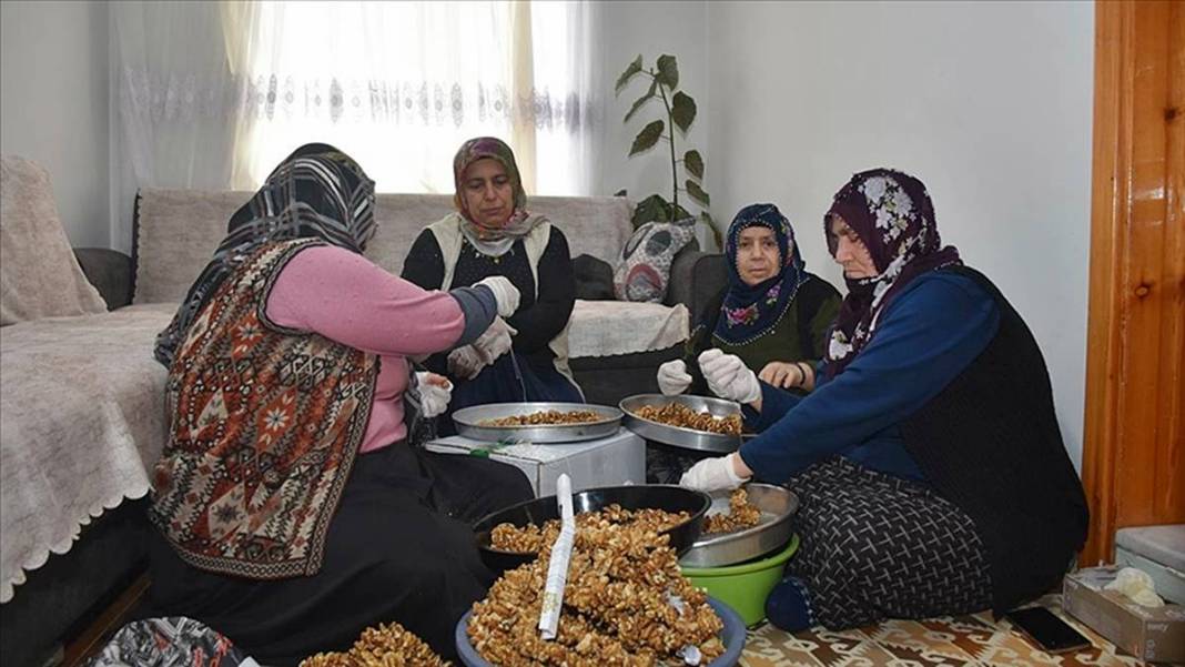 İpe dizilen her ceviz, evin mutfak masrafı oluyor 3